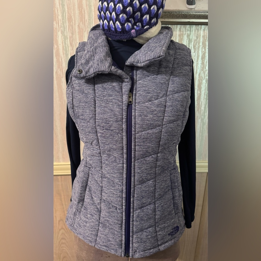 The Northface women’s quilted purple puffer vest . Size Large . New without tags